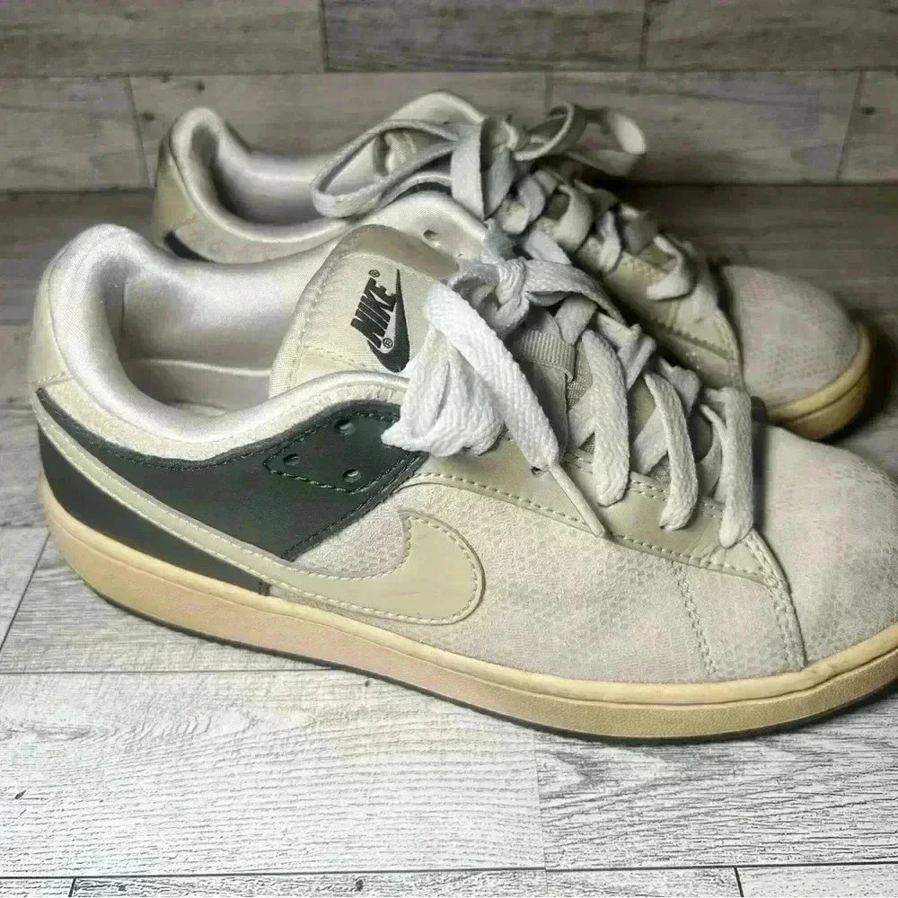Nike Kobe Zoom Air Low Top Sneakers
Youth Size 6.5Y (US) | - Picture 9 of 10